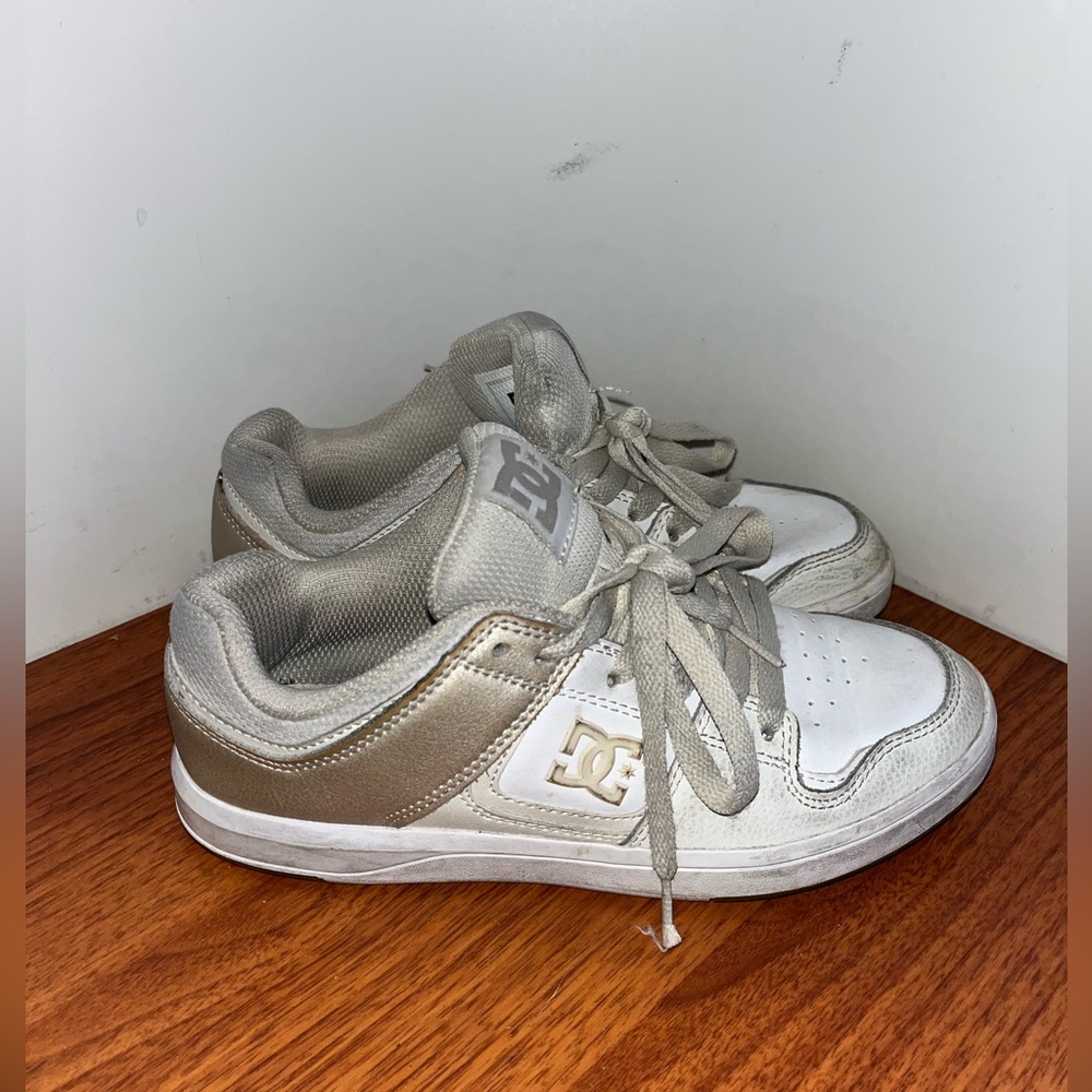 DC SHOES CURE LOW WOMEN'S SKATE SNEAKER ADJS100169 Size 6 white gold